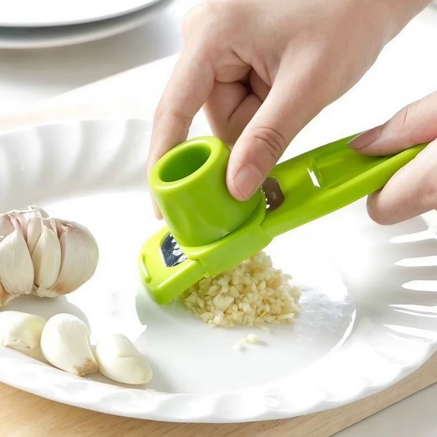 Mini Garlic Grinder Creative Garlic Press Kitchen Garlic Mash Manual Garlic Mashing Green Kitchen Gadgets 1PC
